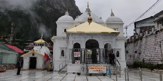 Gangotri shrine approach