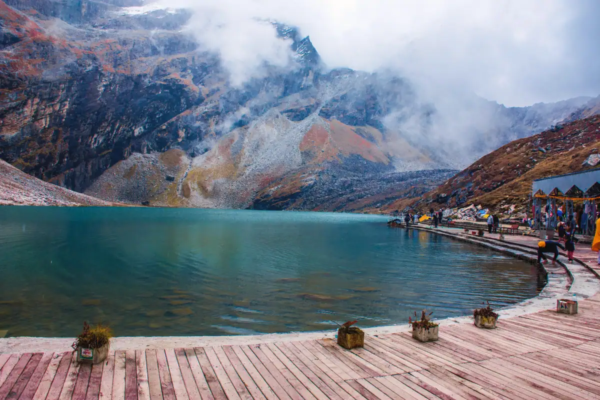 Hemkund Sahib gurdwara beside the glacial lake